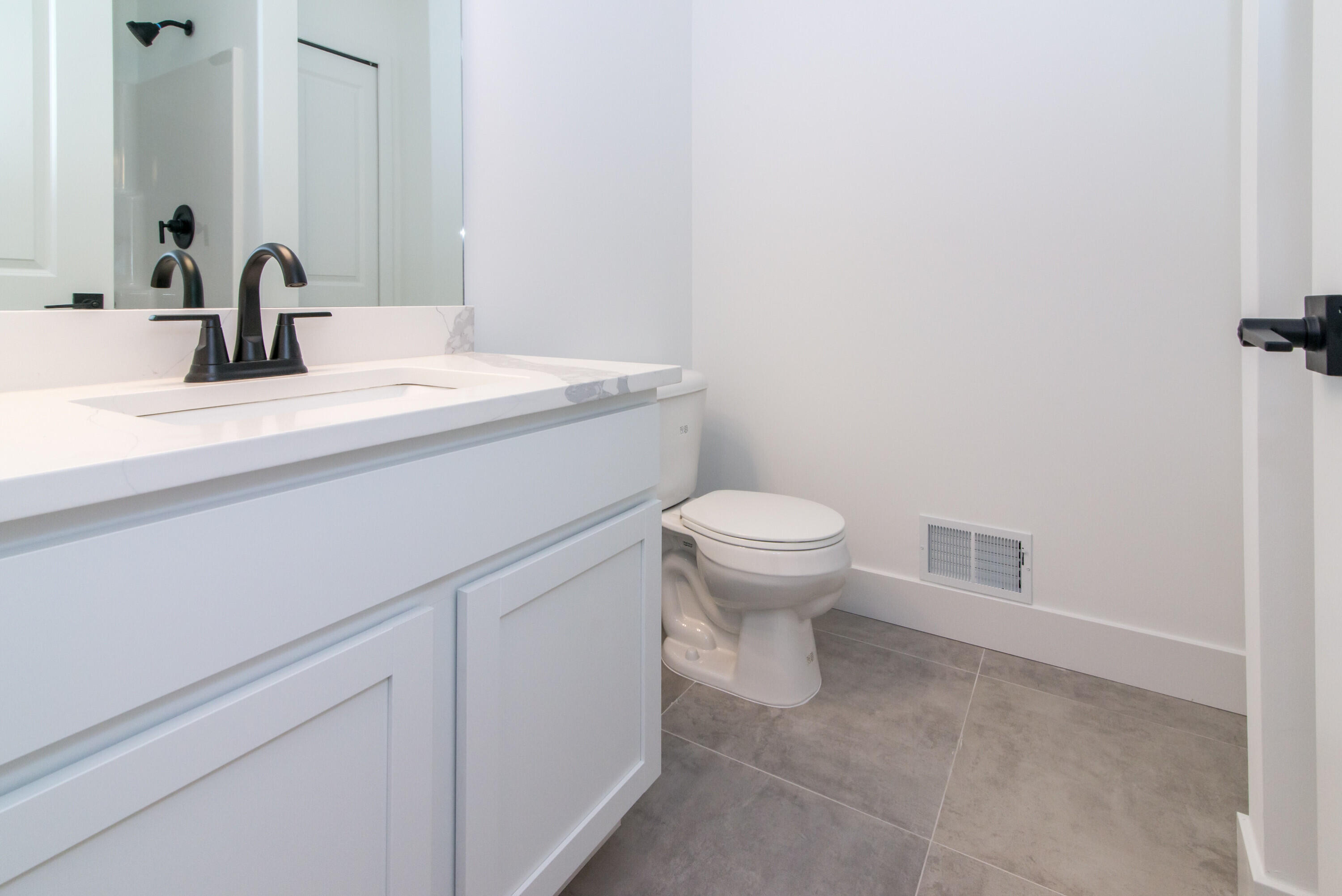 19360 Newburgh Road Livonia, MI 48152 - Photo 25 of 41 Second Floor Bath