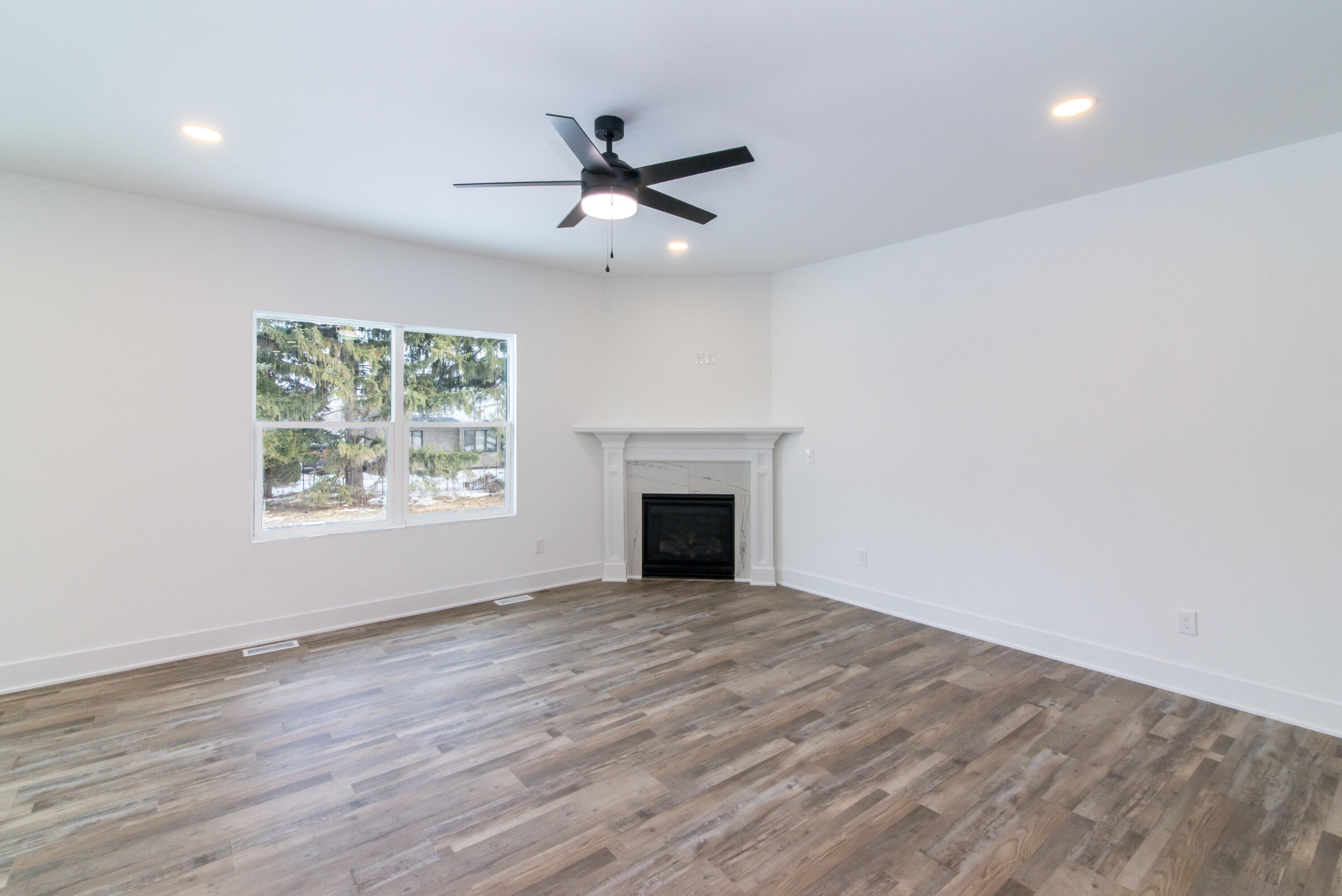 19360 Newburgh Road Livonia, MI 48152 - Photo 5 of 41 Living Room-3
