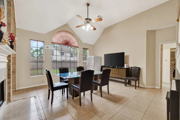 $2,600 | 811 Colony Glen Court, Houston, TX 77062