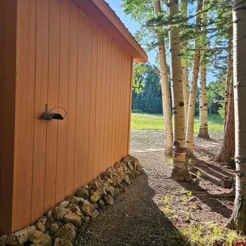 a view of a backyard with pathway
