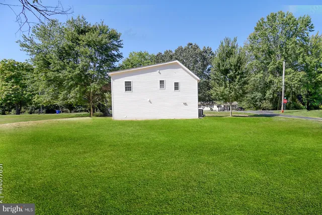 a view of a house with backyard