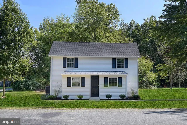 a view of a yard in front of a house