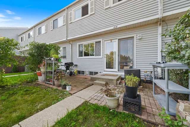$220,000 | 414 Salem Square, Bolingbrook, IL 60440