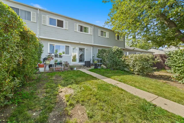 $220,000 | 414 Salem Square, Bolingbrook, IL 60440