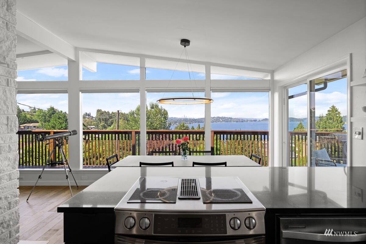 7136 South Sunnycrest Road Seattle, WA 98178 - Photo 4 of 35