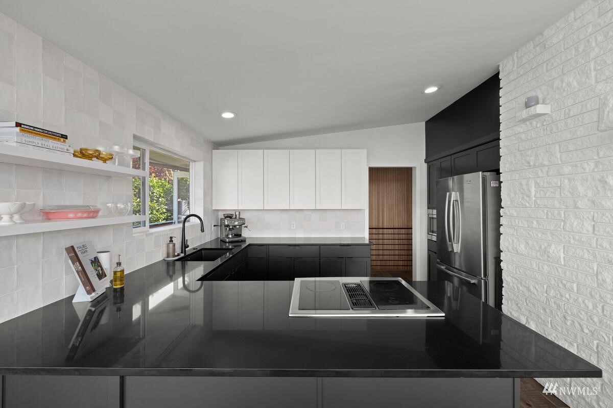 7136 South Sunnycrest Road Seattle, WA 98178 - Photo 5 of 35