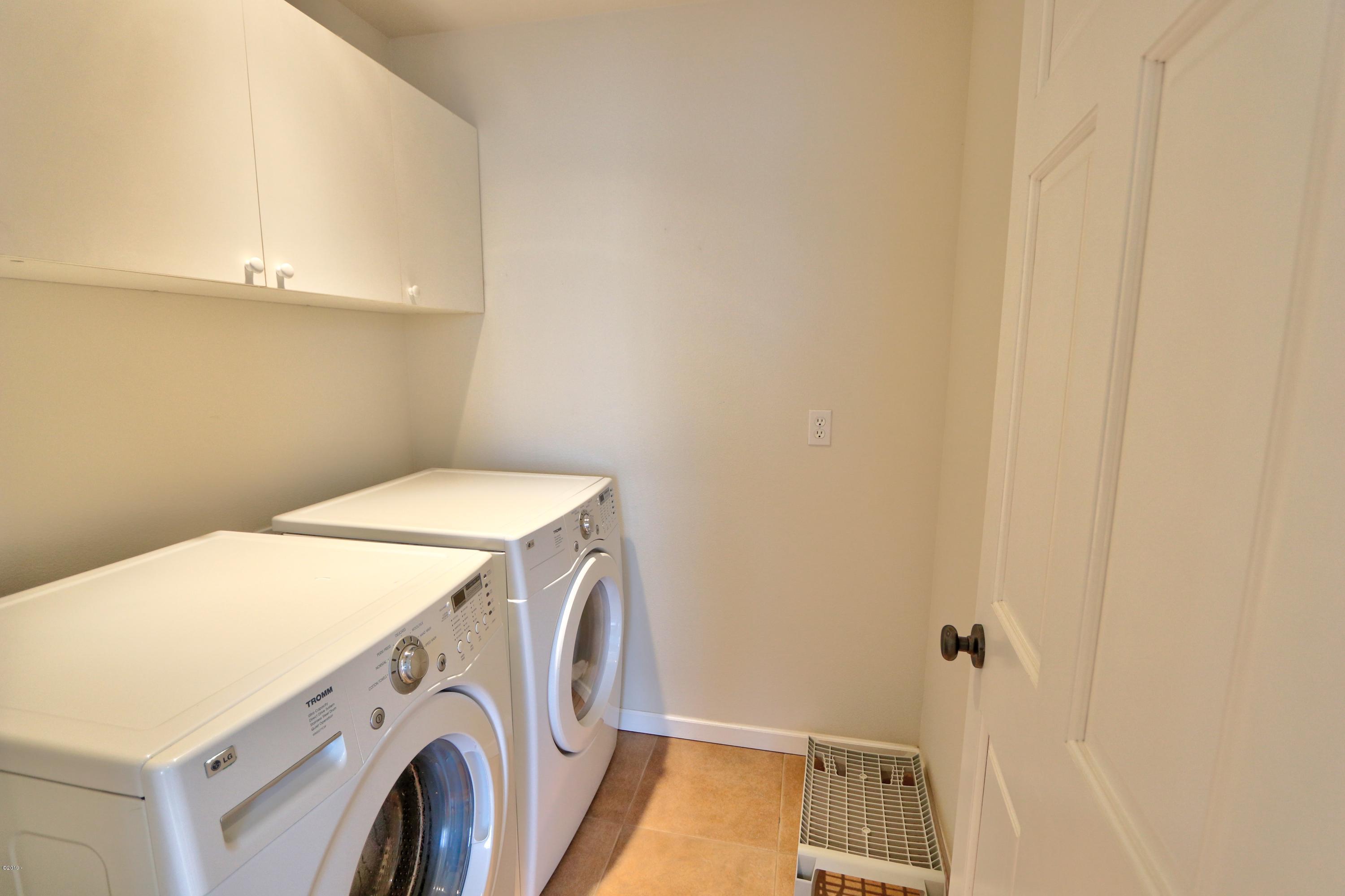 522 Southwest Hurbert Street Newport, OR 97365 - Photo 17 of 29 Laundry