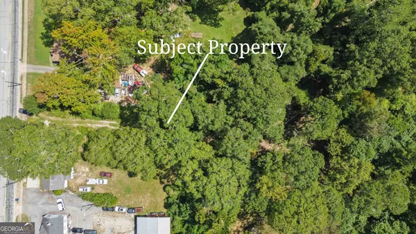 a sign of golf club on a wall