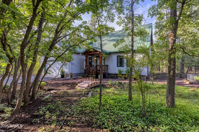 a view of a house with backyard