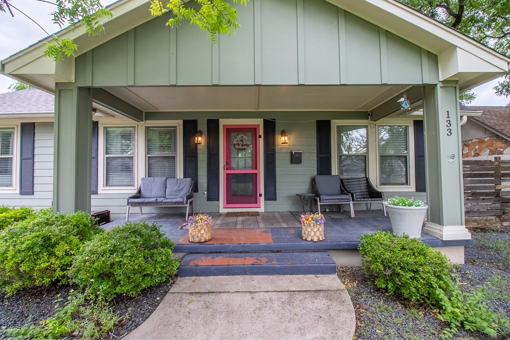 133 Travis Street Kerrville, TX 78028 - Photo 3 of 28