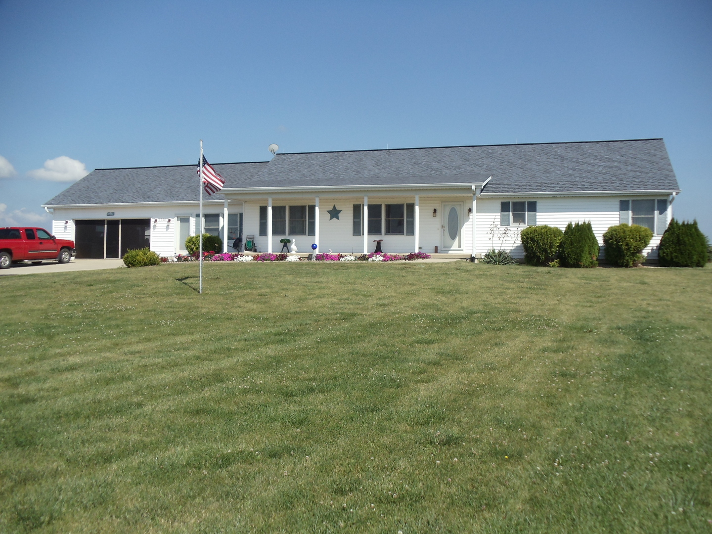 1700 Scully Road Dwight, IL 60420 - Photo 3 of 30 a front view of a house with a garden