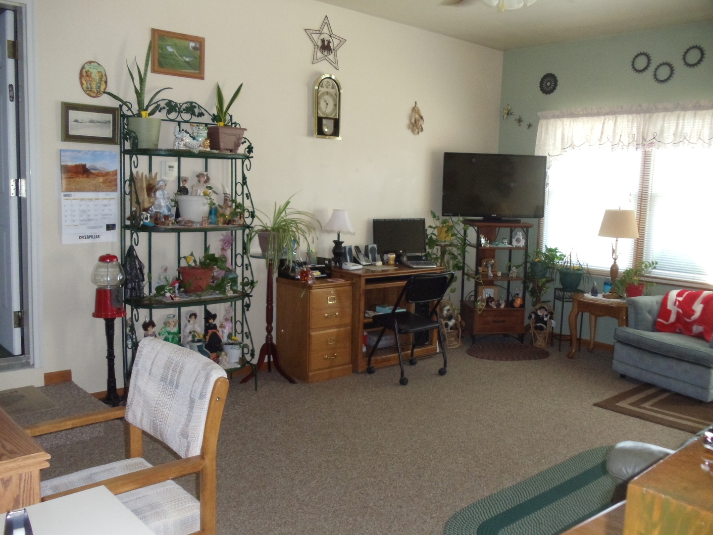 1700 Scully Road Dwight, IL 60420 - Photo 8 of 30 a view of a livingroom with workspace and a window