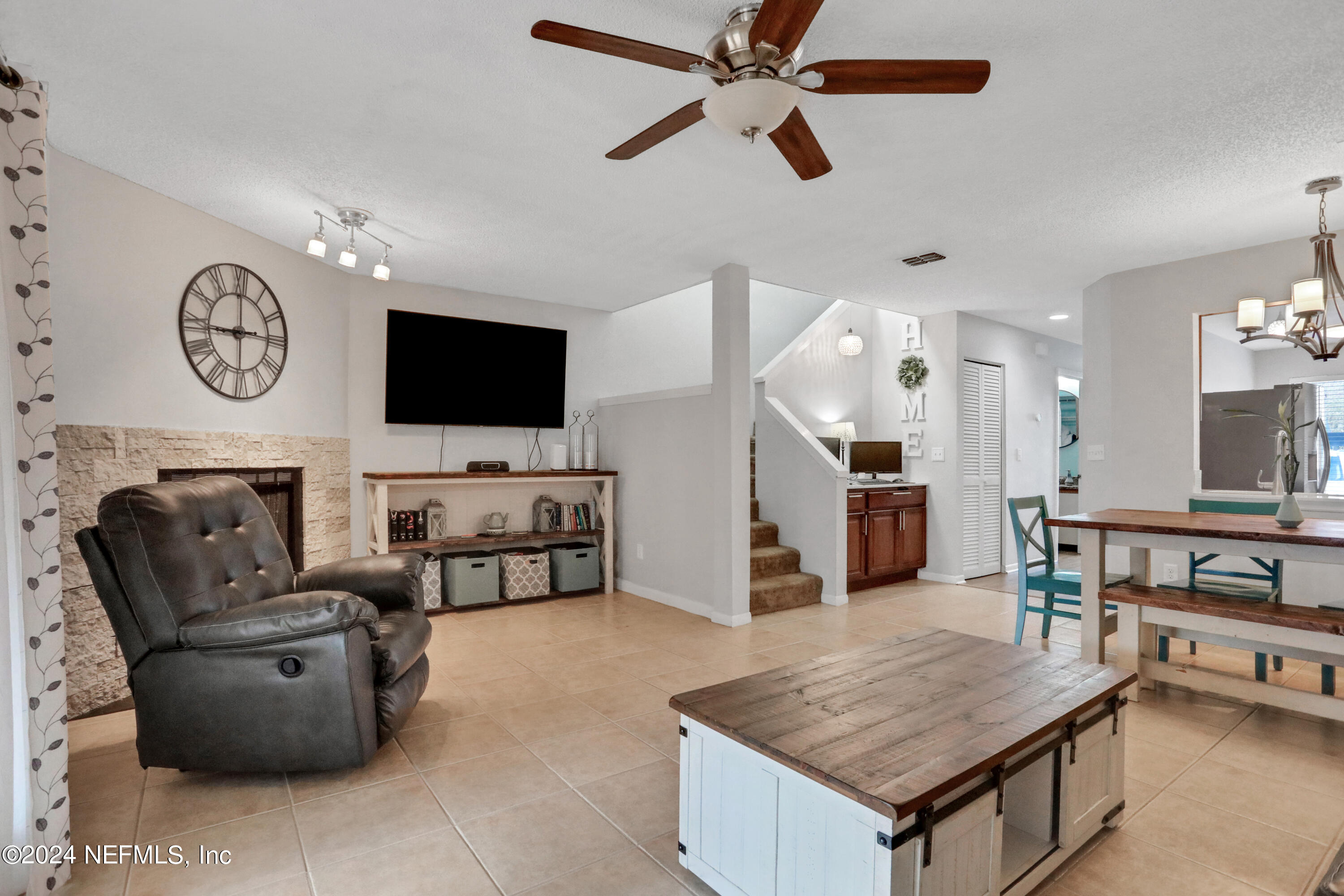 9360 Craven Road, Unit 1306 Jacksonville, FL 32257 - Photo 12 of 26 Living room