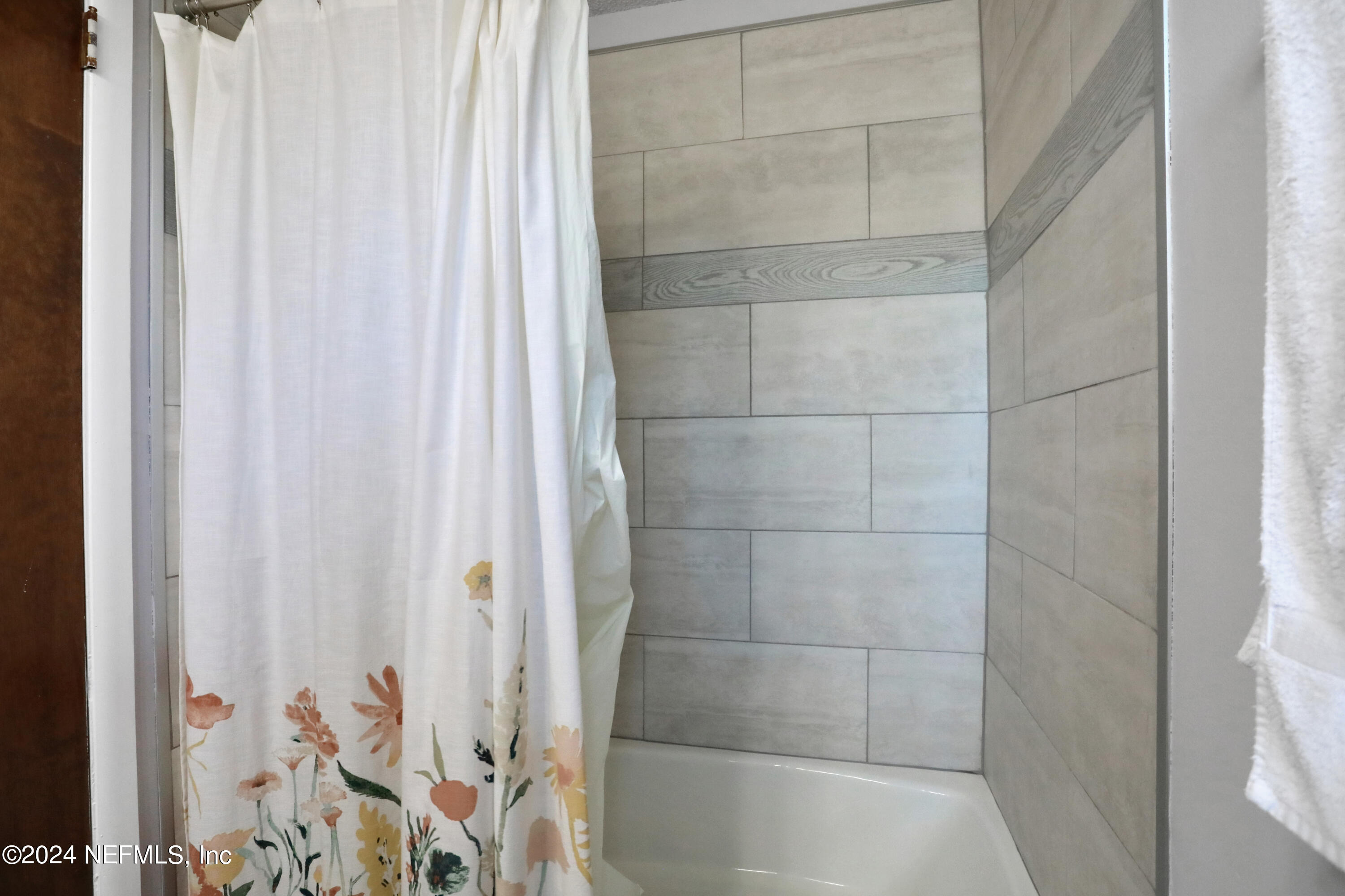 9360 Craven Road, Unit 1306 Jacksonville, FL 32257 - Photo 25 of 26 Guest Bath