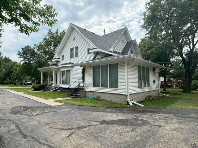 $189,900 | 214 West 5th Street, Lebo, KS 66856