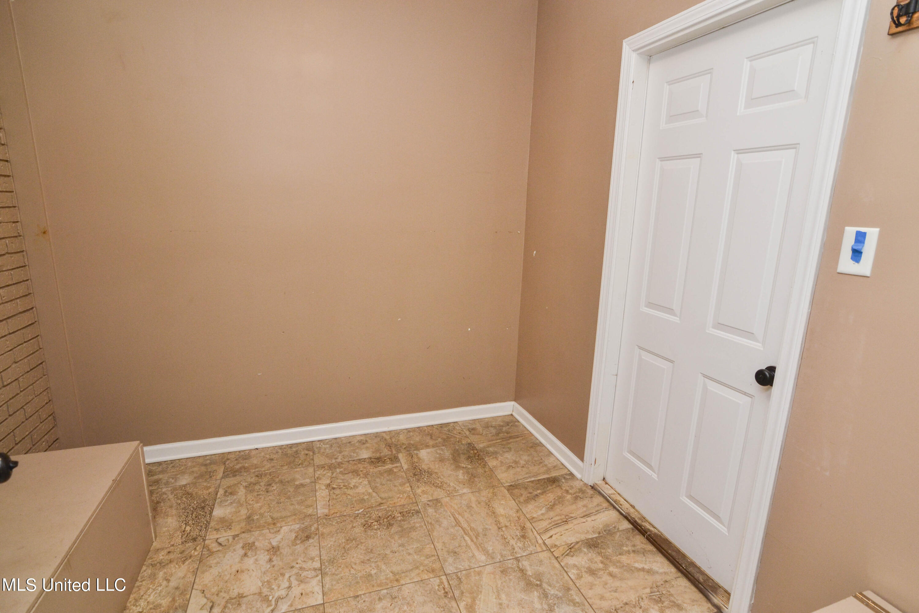 9025 Arkabutla Road Coldwater, MS 38618 - Photo 29 of 53 Mud Room Off Sunroom