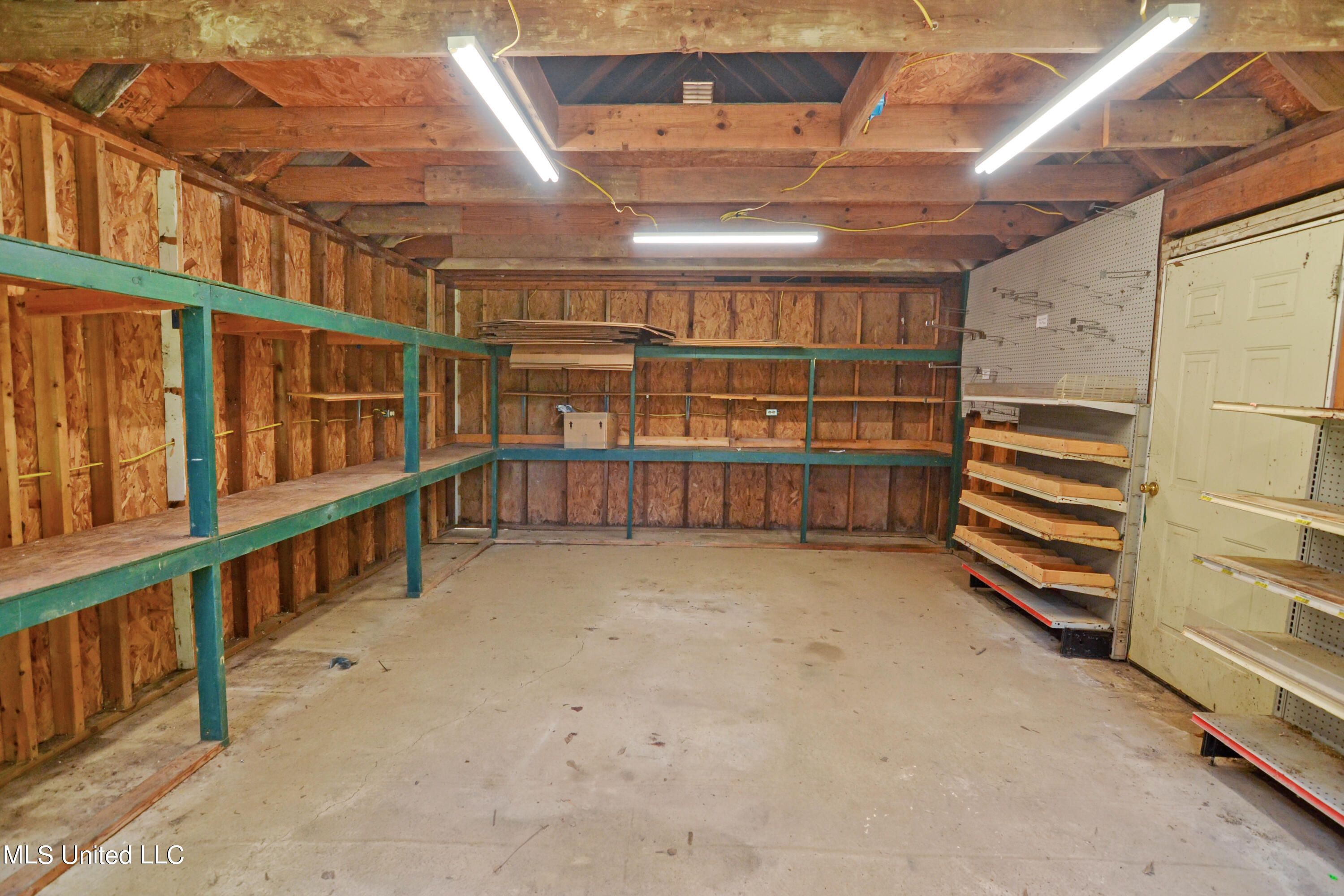 9025 Arkabutla Road Coldwater, MS 38618 - Photo 35 of 53 Workshop Interior