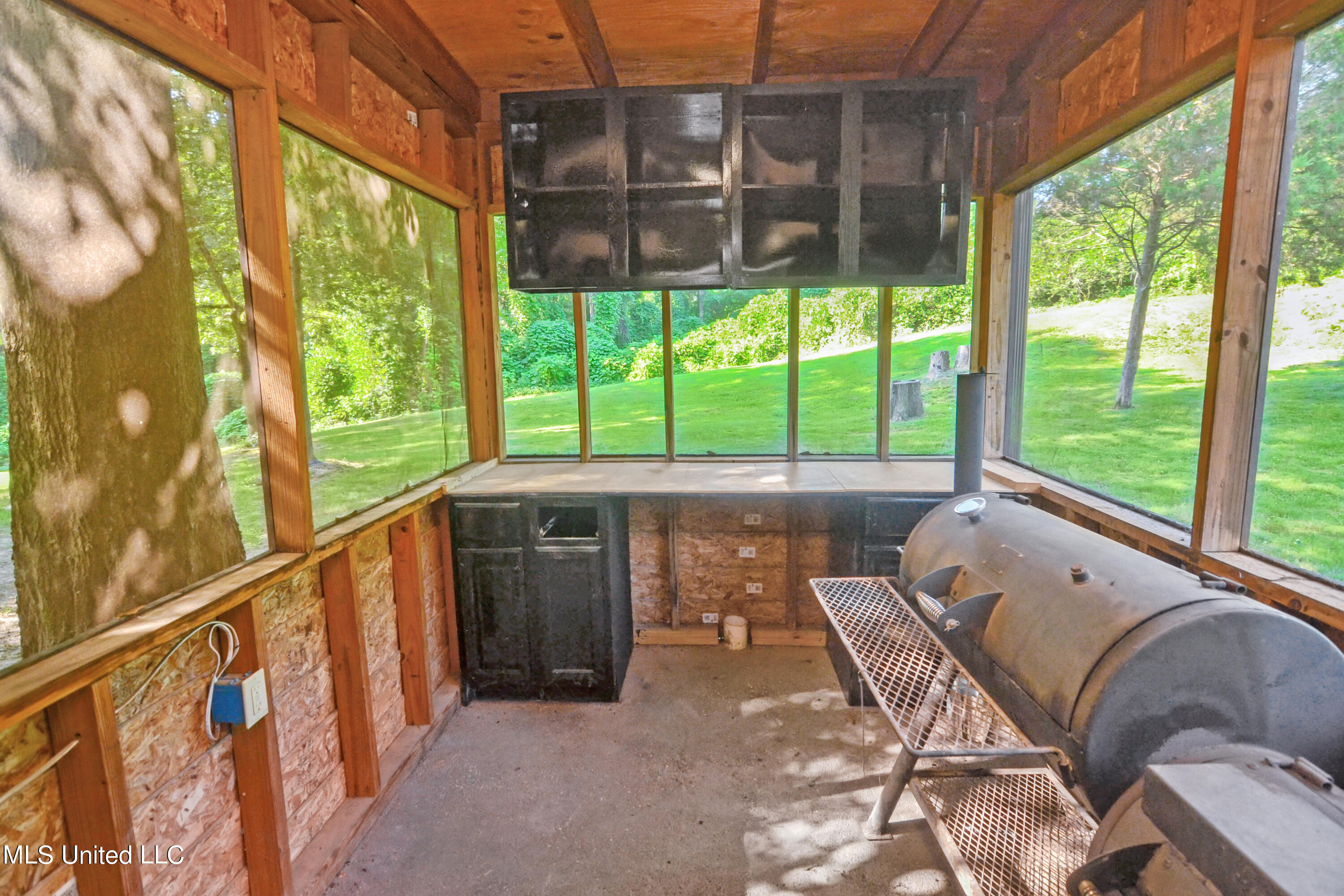 9025 Arkabutla Road Coldwater, MS 38618 - Photo 37 of 53 Screened-In BBQ Patio