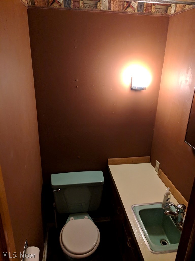 2935 Prior Road Akron, OH 44319 - Photo 19 of 29 The master has a half bath.
