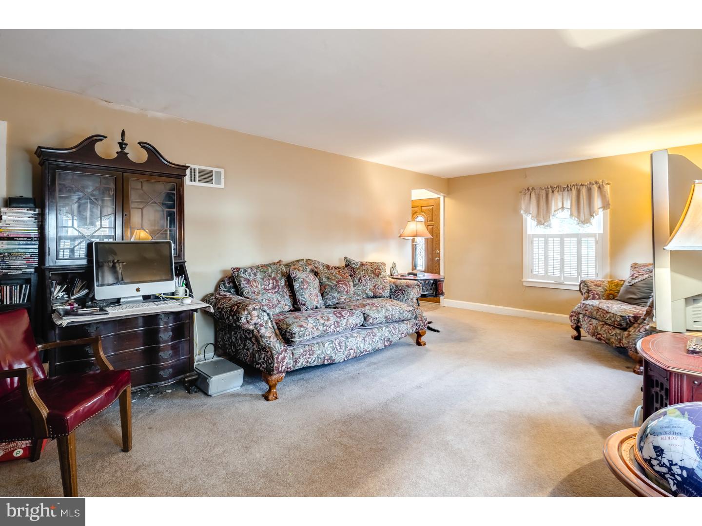 1508 Prospect Ridge Boulevard Haddon Heights, NJ 08035 - Photo 3 of 22 Living Room
