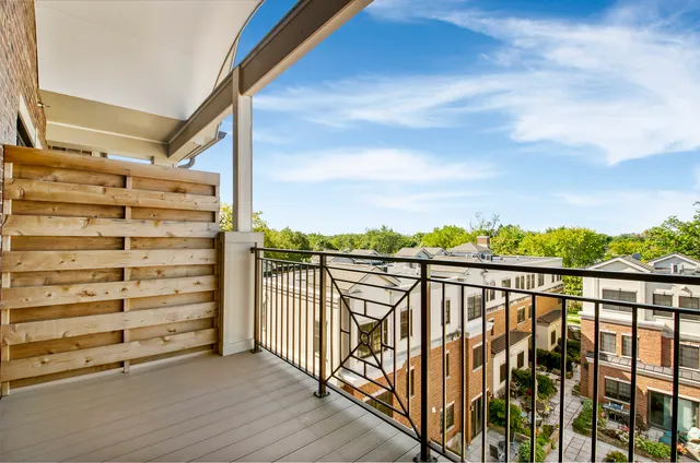 $4,470 | 833 Laurel Avenue, Unit 302, Highland Park, IL 60035