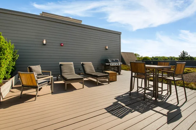 $4,470 | 833 Laurel Avenue, Unit 302, Highland Park, IL 60035