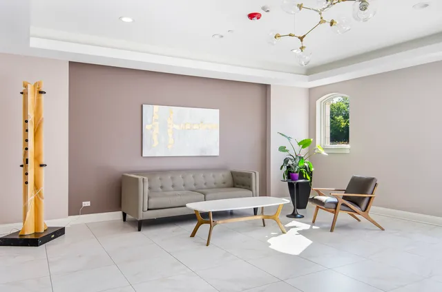 $4,470 | 833 Laurel Avenue, Unit 302, Highland Park, IL 60035