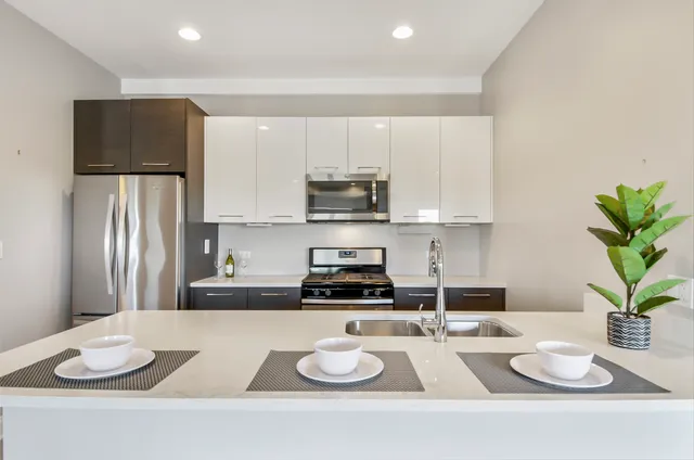 $4,470 | 833 Laurel Avenue, Unit 302, Highland Park, IL 60035