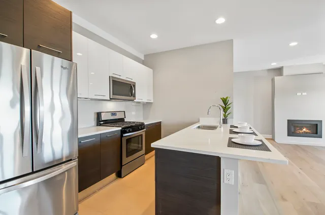 $4,470 | 833 Laurel Avenue, Unit 302, Highland Park, IL 60035