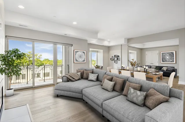 $4,470 | 833 Laurel Avenue, Unit 302, Highland Park, IL 60035