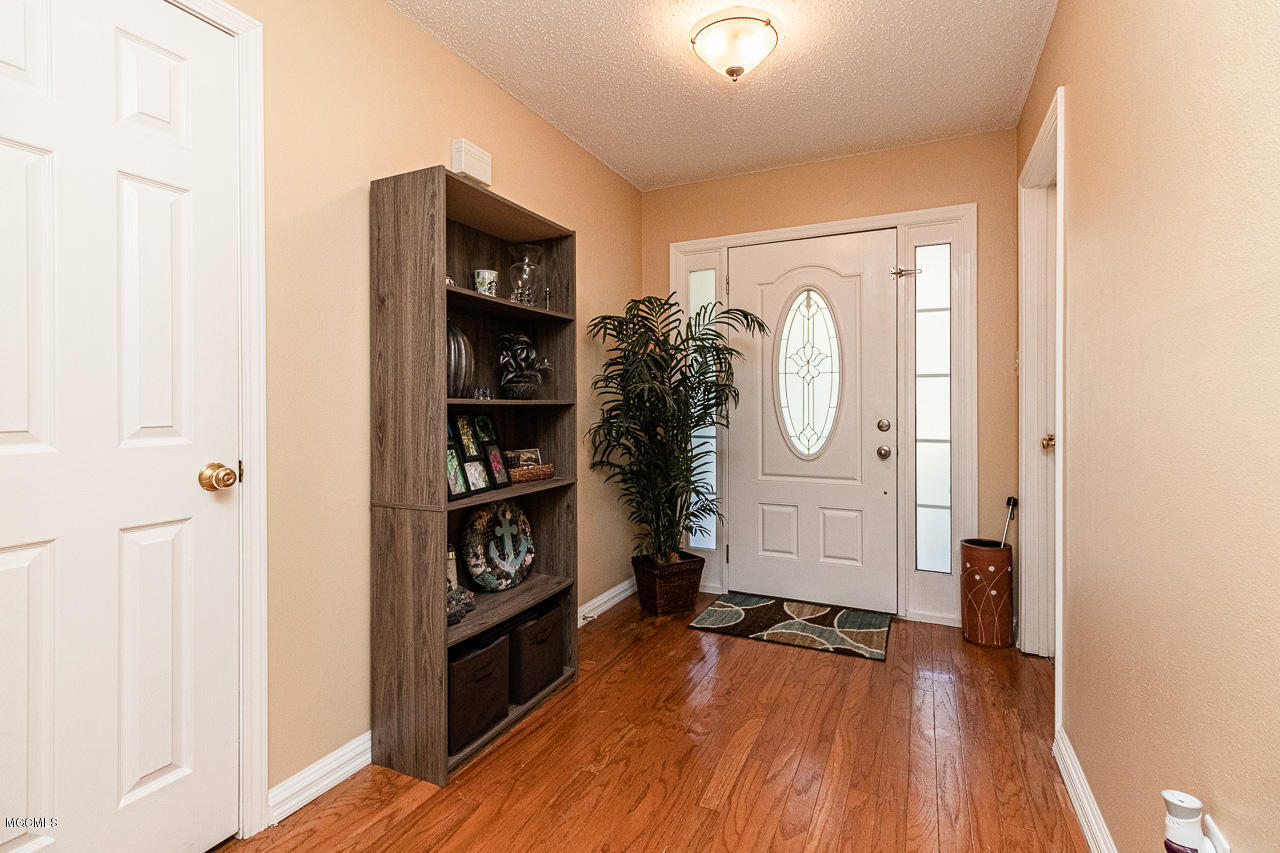 10151 Ridgewood Lane Biloxi, MS 39532 - Photo 4 of 34 Entry_