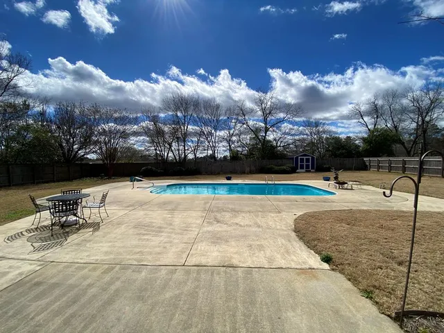 a view of a fountain in the middle of a yard