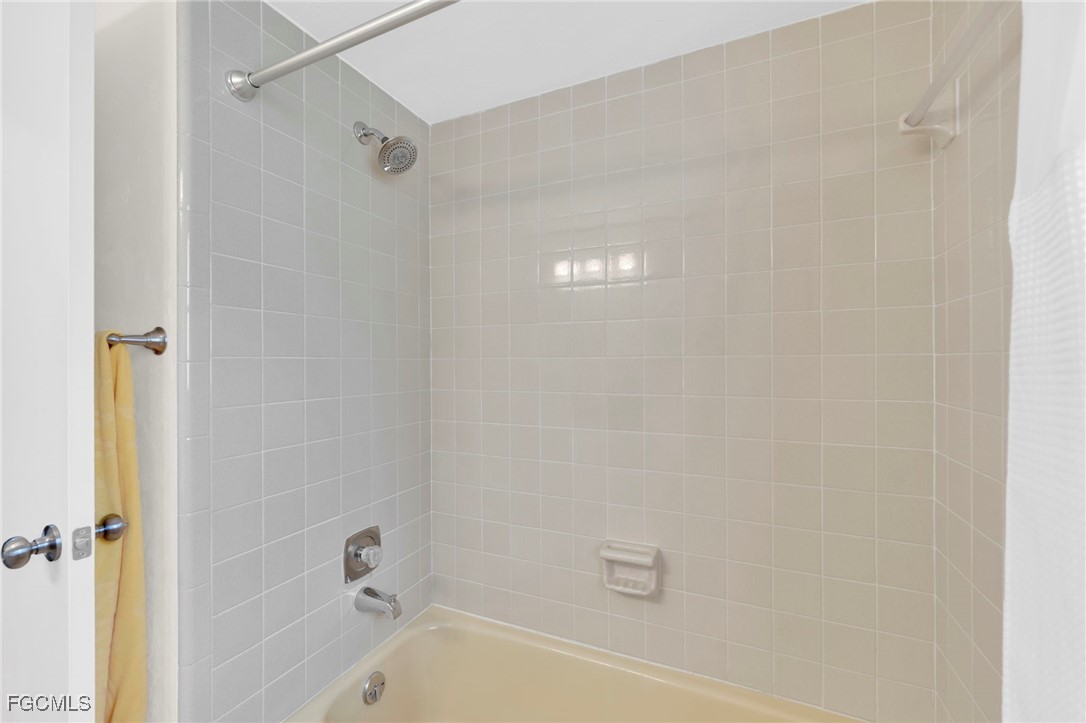 14501 Old Olga Road Fort Myers, FL 33905 - Photo 34 of 42 a bathroom with a bathtub