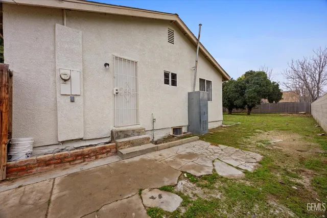 a view of backyard with tree