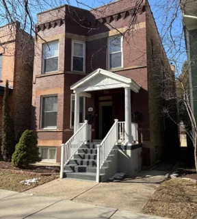 $2,300 | 3806 North Leavitt Street, Unit 2, Chicago, IL 60618