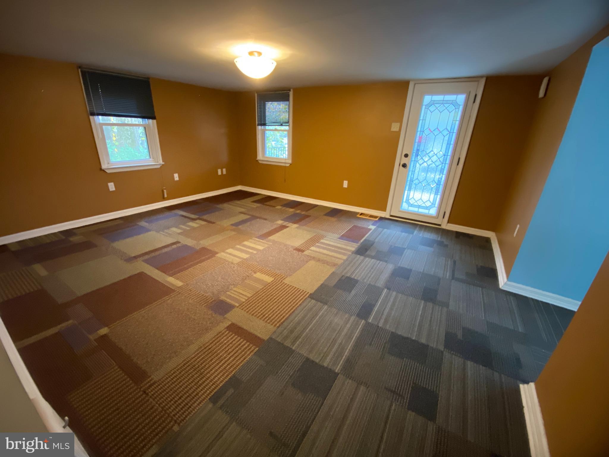 2181 Mount Road Aston, PA 19014 - Photo 11 of 31 Living Room