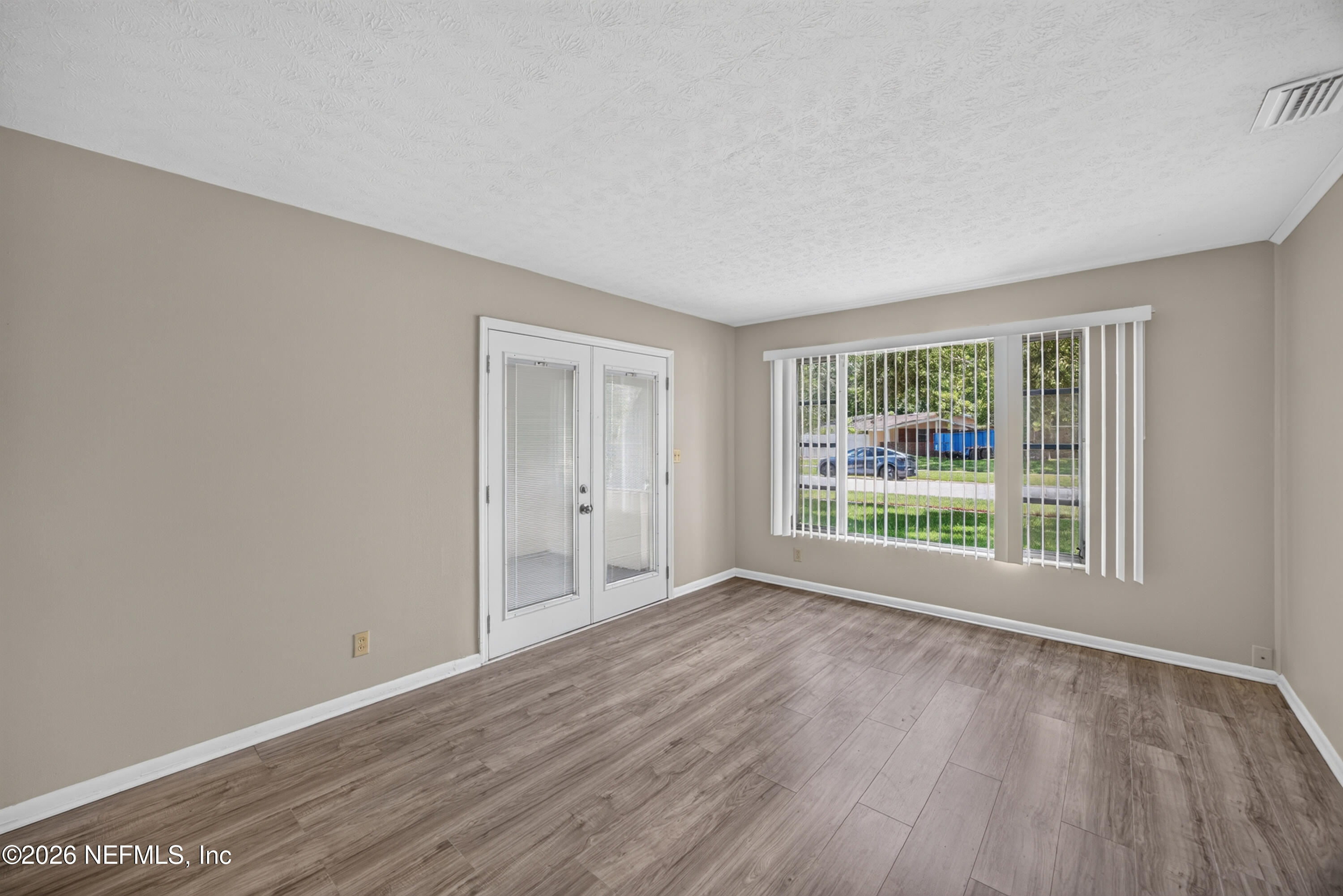 5527 Beney Road Jacksonville, FL 32207 - Photo 4 of 27 04-Living Room