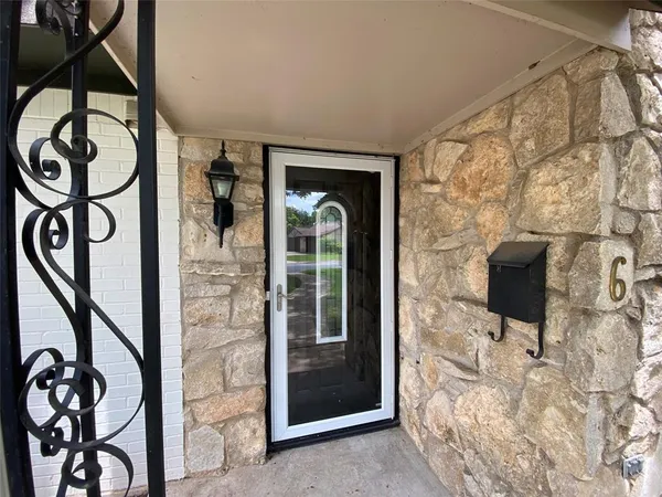 $1,995 | 6 1 Main Place, Benbrook, TX 76126