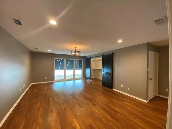 $1,995 | 6 1 Main Place, Benbrook, TX 76126