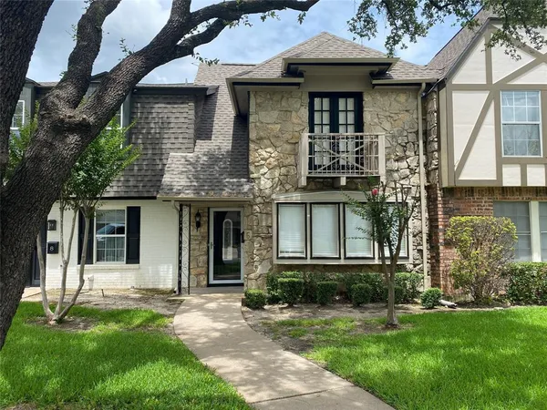 $1,995 | 6 1 Main Place, Benbrook, TX 76126