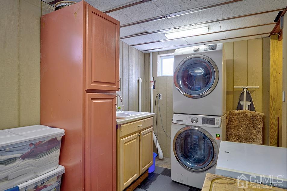 10 Pennington Road New Brunswick, NJ 08901 - Photo 21 of 29 a utility room with dryer and washer