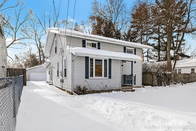 $285,000 | 128 43rd Street Southwest, Grand Rapids, MI 49548