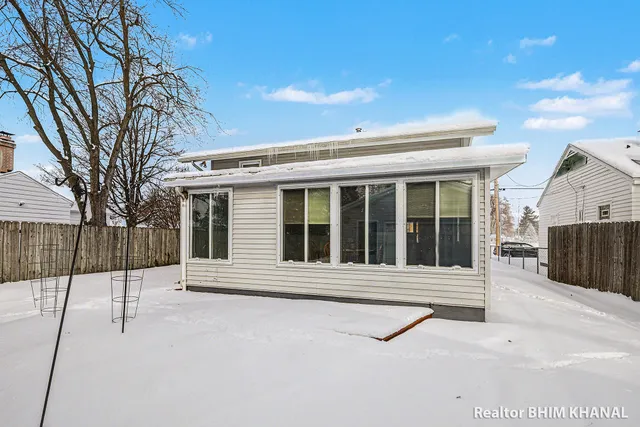 $285,000 | 128 43rd Street Southwest, Grand Rapids, MI 49548