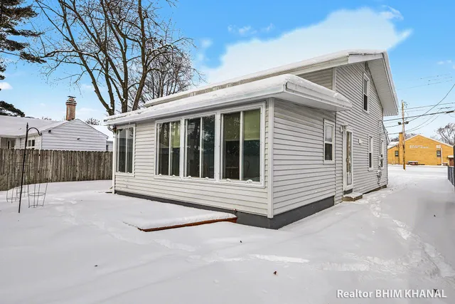 $285,000 | 128 43rd Street Southwest, Grand Rapids, MI 49548