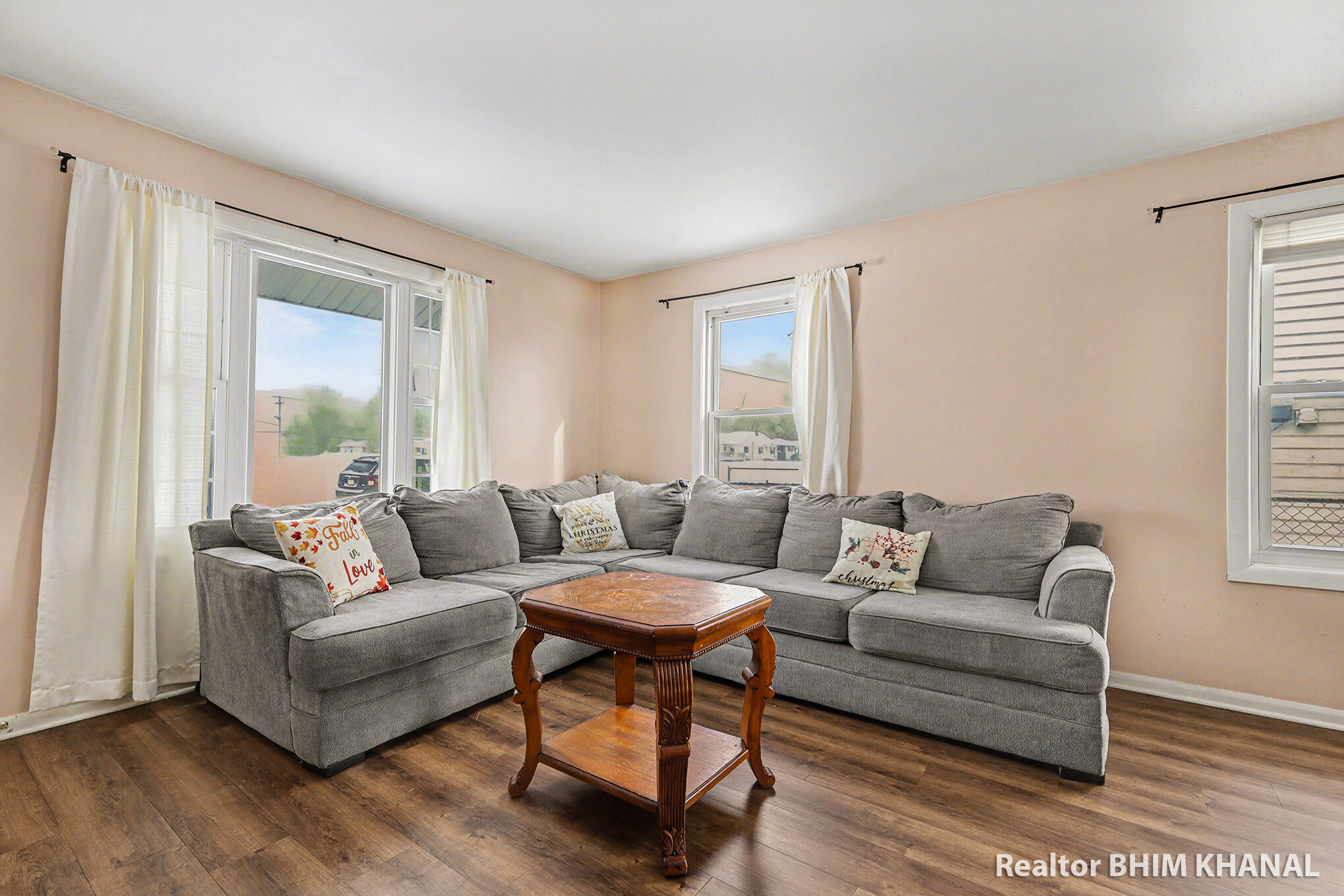 128 43rd Street Southwest Grand Rapids, MI 49548 - Photo 8 of 31 IMG_5843