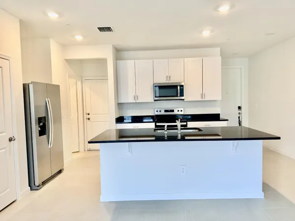 $2,400 | 586 Salisbury Circle, Fort Pierce, FL 34982