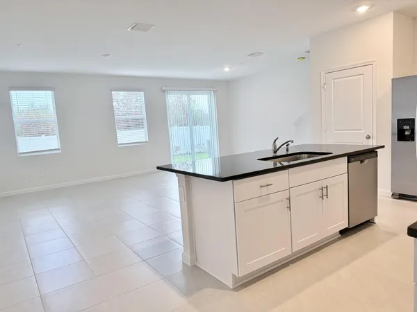 $2,400 | 586 Salisbury Circle, Fort Pierce, FL 34982