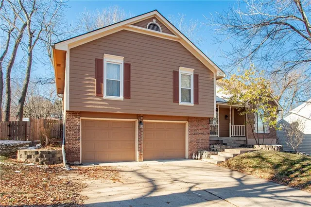 $330,000 | 2421 Northwest Leann Drive, Blue Springs, MO 64014