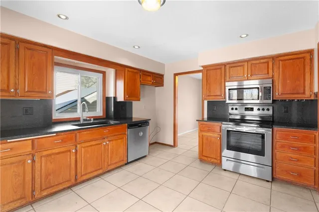 $330,000 | 2421 Northwest Leann Drive, Blue Springs, MO 64014