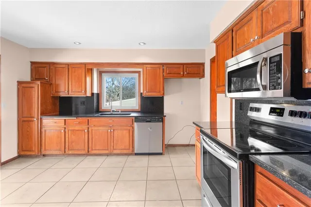 $330,000 | 2421 Northwest Leann Drive, Blue Springs, MO 64014